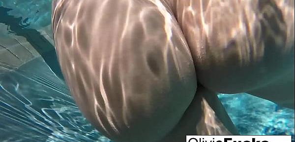 Horny Olivia plays with her pussy underwater